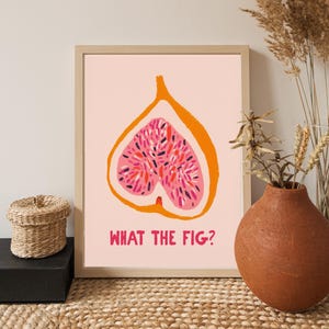 Pu&ograve; includere: Una stampa artistica incorniciata con un'illustrazione stilizzata di un fico. Il fico &egrave; raffigurato in tonalit&agrave; rosa e arancioni su sfondo rosa chiaro. Il testo "WHAT THE FIG?" &egrave; stampato in rosa sotto.