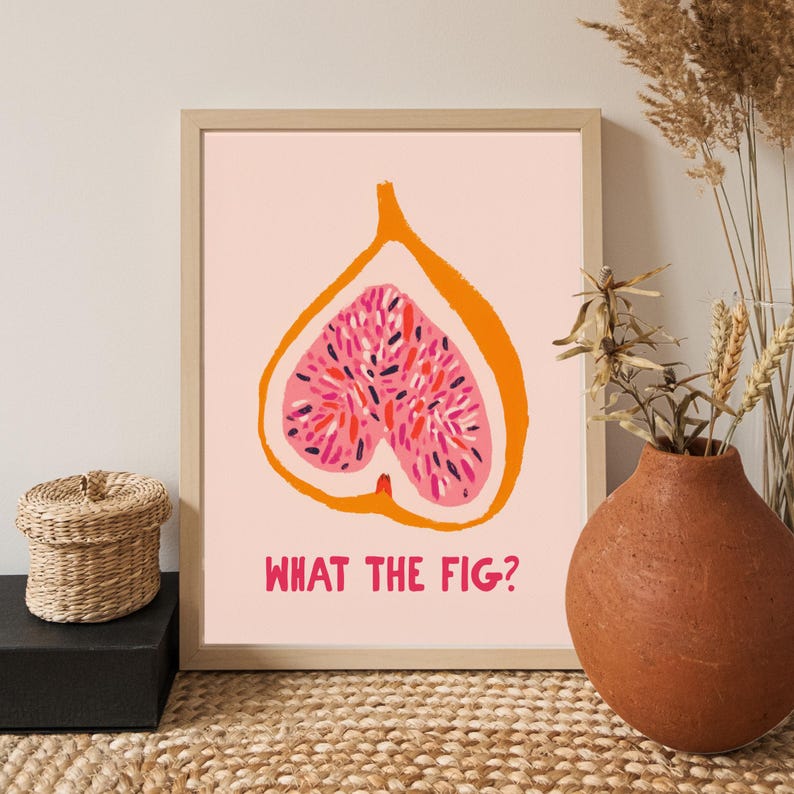 Pu&ograve; includere: Una stampa artistica incorniciata con un'illustrazione stilizzata di un fico. Il fico &egrave; raffigurato in tonalit&agrave; rosa e arancioni su sfondo rosa chiaro. Il testo "WHAT THE FIG?" &egrave; stampato in rosa sotto.