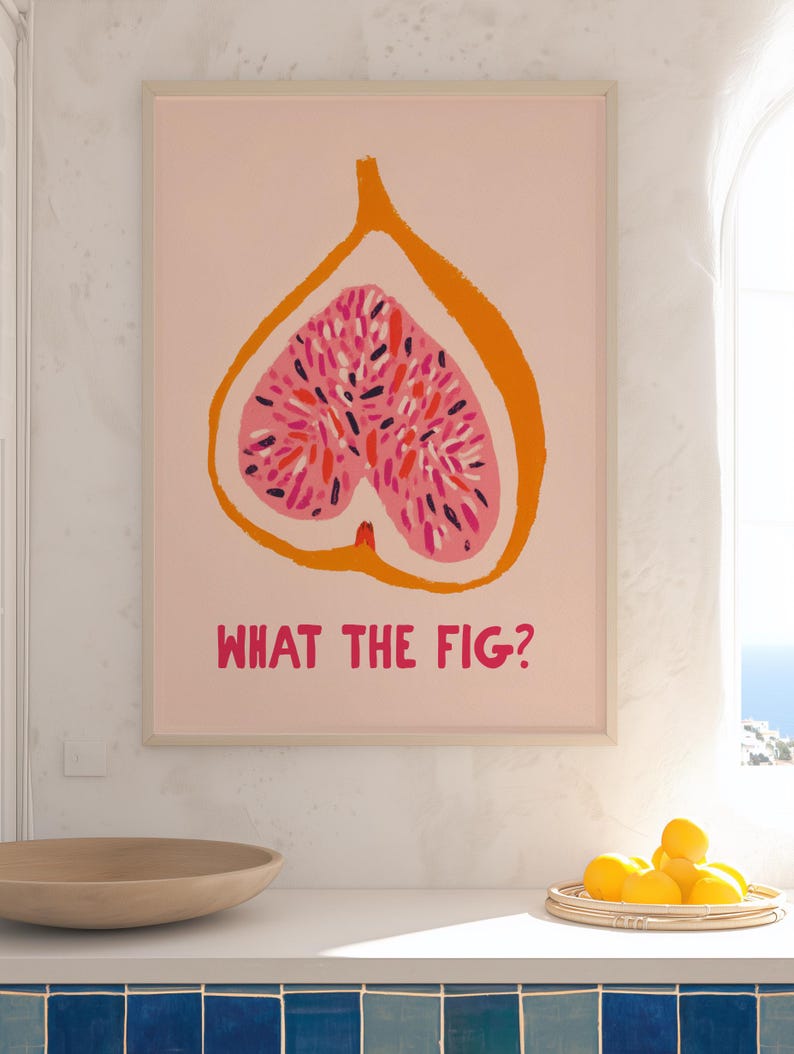 Pu&ograve; includere: Una stampa artistica incorniciata con un'illustrazione stilizzata di un fico. Il fico tagliato mostra un interno rosa con macchie rosse e nere, contornato di arancione, su sfondo rosa chiaro. Il testo "WHAT THE FIG?" &egrave; sotto.