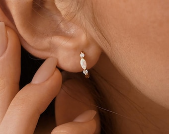 Minimalistische Geburtsstein Huggie Hoop Ohrringe, Opal Huggie Hoop Ohrringe, Oktober Geburtsstein Ohrringe, Geburtstagsgeschenke, Weihnachtsgeschenke für Sie