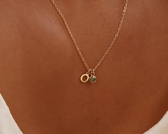 Collar personalizado con inicial y piedra natal, delicado collar con letra y gema, regalo para la abuela, joyería hecha a mano, regalo de Navidad para ella