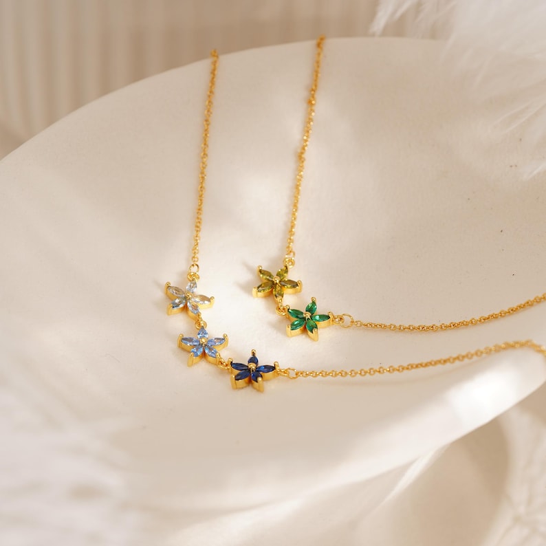 Dainty Flower Birthstone Necklace, Custom Family Birthstone Necklace, Floral Birthstone Pendant, Birthday Gifts for Grandma, Christmas Gifts