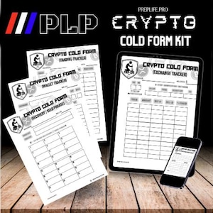 Op de afbeelding: Een zwart-wit afbeelding van een Crypto Cold Form Kit. De kit bevat witte papieren formulieren met de tekst "Crypto Cold Form", evenals een tablet en een smartphone met hetzelfde formulier. De formulieren zijn voor het volgen van cryptocurrency.