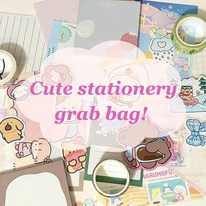Può includere: Una collezione di articoli di cancelleria carini, tra cui adesivi, blocchi per appunti e nastro decorativo. L'immagine presenta una varietà di disegni colorati, tra cui personaggi dei cartoni animati e motivi floreali. Il testo sull'immagine recita "Cute stationery grab bag!"