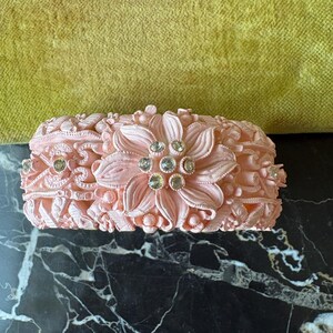 Pulseira vintage rosa em celuloide com estampa floral e strass transparente.