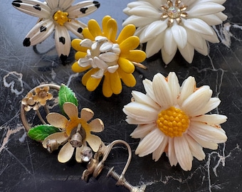 Zestaw części biżuterii, pojedyncze kolczyki w stylu vintage - białe i żółte kwiaty