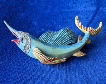 Spilla grande vintage in metallo a forma di pesce blu e giallo con occhio di strass rosa.