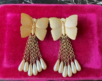 Pendientes vintage grandes con mariposa y perla de imitación, con cadena colgante y cierre de clip.