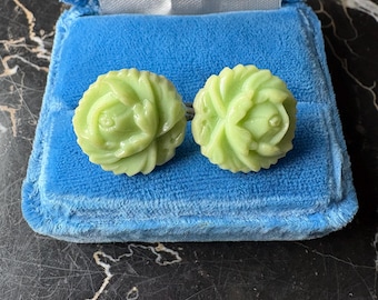 Vintage celluloid plastic pastel groene roos bloem zilverkleurige metalen schroefoorbellen aan de achterkant