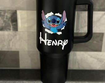 Vaso personalizado de 40 oz inspirado en puntadas con pajita y tapa. Mantiene las bebidas calientes o frías hasta 8 horas.
