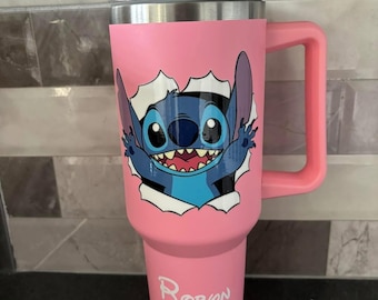 Vaso personalizado de 40 oz inspirado en puntadas, con pajita y tapa. Mantiene las bebidas calientes o frías hasta 8 horas.