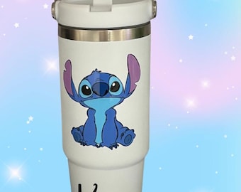 Tapa de vaso de 30 oz inspirada en puntadas personalizadas. Mantiene las bebidas calientes o frías hasta 8 horas.