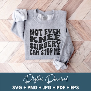 Könnte beinhalten: Ein grauer Pullover mit dem Text "NOT EVEN KNEE SURGERY CAN STOP ME" in schwarzen Buchstaben. Der Text ist in einer Retro-Schriftart.