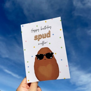 Tarjeta de felicitación de muffin con patatas y feliz cumpleaños. Juego de palabras con comida, lindo, divertido, kawaii. Imprimible + En blanco