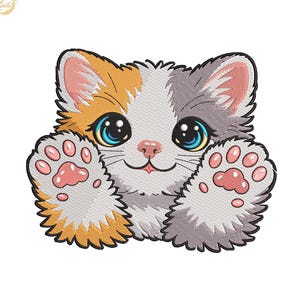 Può includere: Toppa ricamata di un gatto dei cartoni animati con grandi occhi blu, naso rosa e zampe alzate. La pelliccia del gatto è bianca, arancione e grigia, con accenti rosa sulle orecchie e sui cuscinetti. Il disegno è su sfondo bianco.