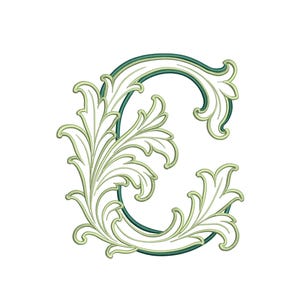 Puede incluir: Una letra C bordada que presenta un intrincado diseño de hojas de acanto. La letra está delineada en un verde bosque profundo, mientras que los elementos decorativos del follaje están representados en un verde salvia pálido más claro con reflejos blancos.