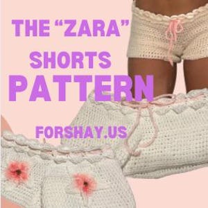 Peut inclure: Shorts en crochet blancs avec une bordure festonnée et un cordon de serrage rose. Le texte "THE 'ZARA' SHORTS PATTERN" et "FORSHAY.US" est affiché. Une paire de shorts a une fleur rose attachée.