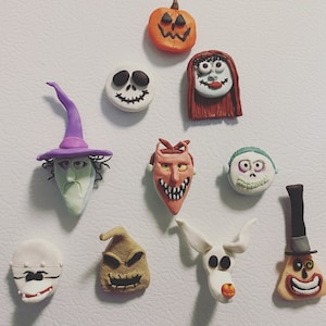Può includere: Un set di nove magneti a tema Nightmare Before Christmas. I magneti presentano personaggi del film, tra cui Jack Skellington, Sally, Oogie Boogie e Zero. I magneti sono realizzati in un materiale morbido e flessibile e sono perfetti per decorare un frigorifero o qualsiasi altra superficie metallica.