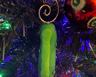 Weihnachtsanhänger mit eingelegter Gurke