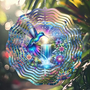 Può includere: Un mulinello a vento in metallo con un design colorato di colibrì. Il colibrì sta volando sopra una cascata con fiori e foglie. Il mulinello a vento ha un design a strati con un motivo a spirale.