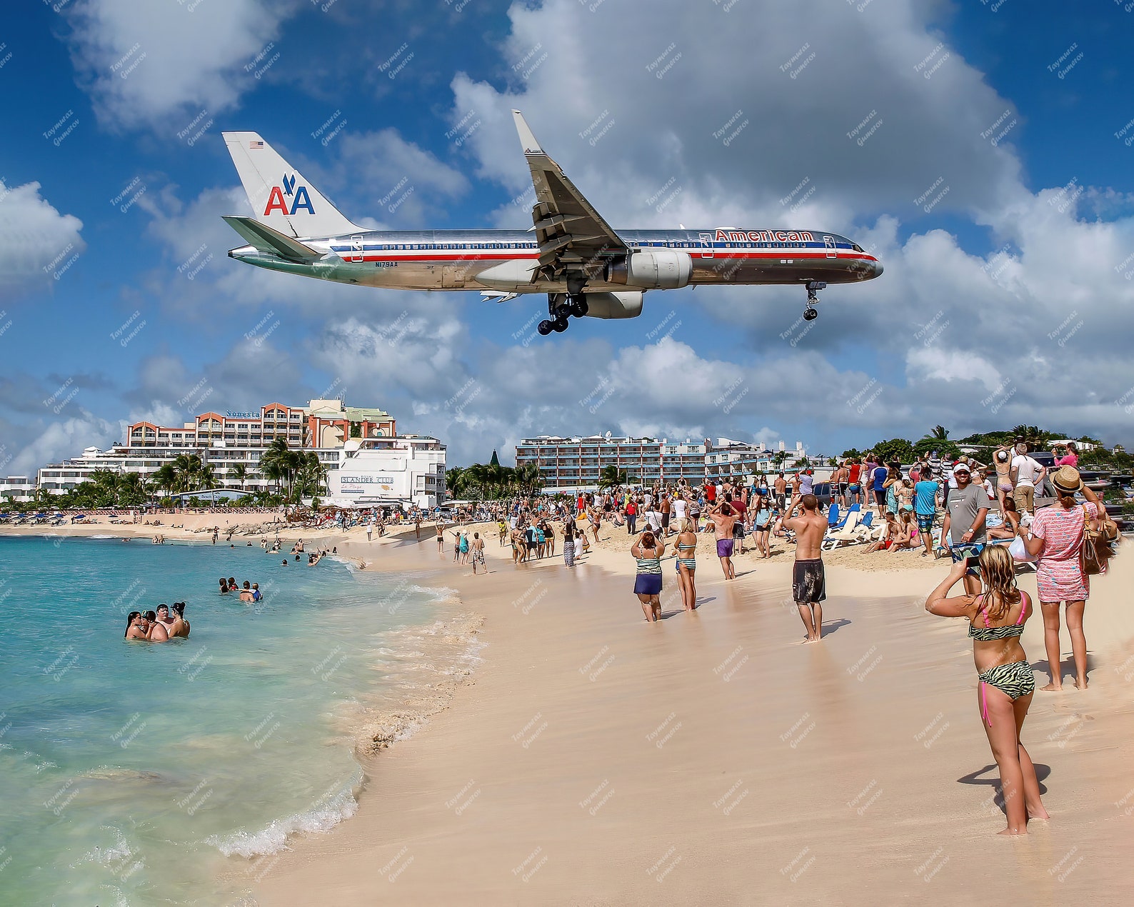 Sint Maarten, Maho Beach, the American Airlaines Plane Lands at Maho ...