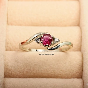 Bague de créateur fine rubis rouge, bague de promesse solitaire rubis, bague tendance, pierre de naissance de juillet, bague élégante pour elle, bijoux faits main, cadeaux