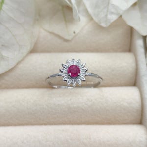 Bague fleur rubis naturel, bijoux de promesse délicats, bague avec pierre de naissance de juillet, cadeau minimaliste de pierres précieuses pour elle, bague empilable