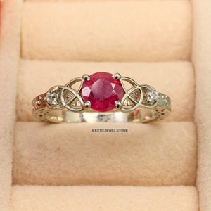 Bague d&#39;anniversaire en rubis, bague de promesse en rubis rouge, bague de créateur en rubis taille ronde, pierre de naissance en juillet, bague de fiançailles en argent sterling pour femme