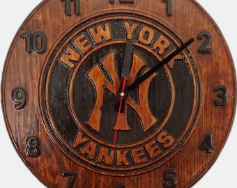 Reloj Yankee exclusivo de madera tallada de 16 pulgadas: grabado personalizado gratuito.