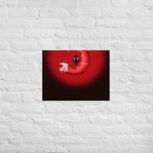 Puede incluir: Una ilustración digital de una figura negra de pie sobre un círculo rojo con una cola blanca y vaporosa. El fondo es de color rojo oscuro.