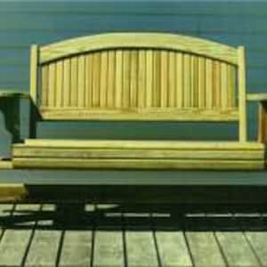 Puede incluir: Un banco de madera con mecedora, respaldo de listones y apoyabrazos. El banco está hecho de madera natural y tiene un aspecto rústico.