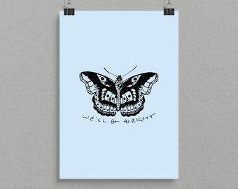Op de afbeelding: Een lichtblauwe poster met een zwarte vlinderillustratie en de tekst "WE'LL BE ALRIGHT" in zwart.