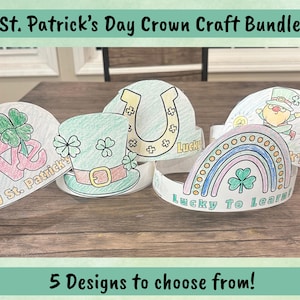 Könnte beinhalten: Ein St. Patrick's Day-Kronen-Bastelset mit fünf Designs. Die Kronen zeigen ein Hufeisen, einen Kobold, einen Regenbogen und Kleeblätter. Der Text auf den Kronen lautet "Happy St. Patrick's Day" und "Lucky to Learn!"