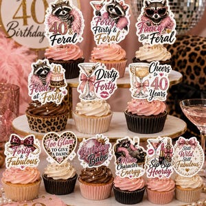 Pode incluir: Uma coleção de topos de cupcake decorativos com ilustrações de guaxinins, taças de martini, taças de champanhe e textos como Forty & Feral, Dirty Forty, Cheers to 40 Years, Too Glam to Give a Damn, Birthday Babe e Sip Sip Hooray.