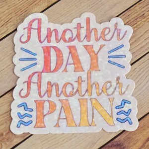 Sticker drôle - « Un autre jour, une autre douleur » | Sticker coloré vibrant | Sticker original pour ordinateur portable | Sticker d'ambiance pour les amateurs d'humour