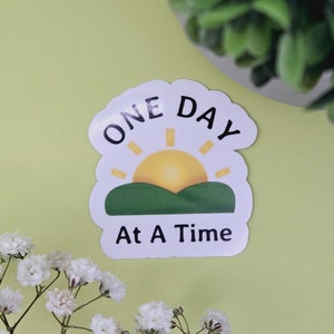 Adesivo un giorno alla volta / Adesivo di affermazione positiva / Adesivo di salute mentale / Adesivo con citazione motivazionale