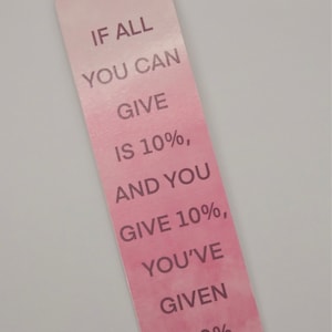 Peut inclure: Signet de livre ombré rose et blanc avec le texte "Si tout ce que vous pouvez donner est 10%, et que vous donnez 10%, vous avez donné 100%"