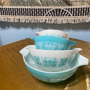 Może przedstawiać: Trzy niebieskie i białe miski do mieszania z niebieskim i białym wzorem kwiatowym. Miski są ułożone jedna na drugiej.