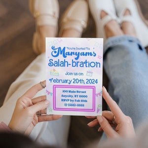 Könnte beinhalten: Eine rosa und blaue Einladungskarte mit dem Text "You're Invited To Maryam's Salah-bration" und Details zur Veranstaltung, einschließlich Datum, Ort und RSVP-Informationen.
