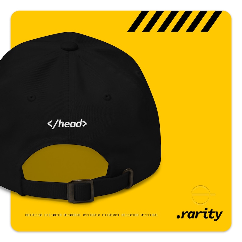 K&ouml;nnte beinhalten: Schwarze Baseballkappe mit wei&szlig;er Stickerei, die auf der R&uuml;ckseite "</head>" lautet. Die Kappe hat einen schwarzen verstellbaren Riemen mit einer Metallschnalle.