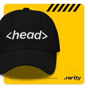 K&ouml;nnte beinhalten: Schwarze Baseballkappe mit wei&szlig;er Stickerei, die vorne "<head>" lautet. Die Kappe hat einen gebogenen Schirm und ein Netzr&uuml;cken. Der Hintergrund ist gelb mit schwarzen Streifen.