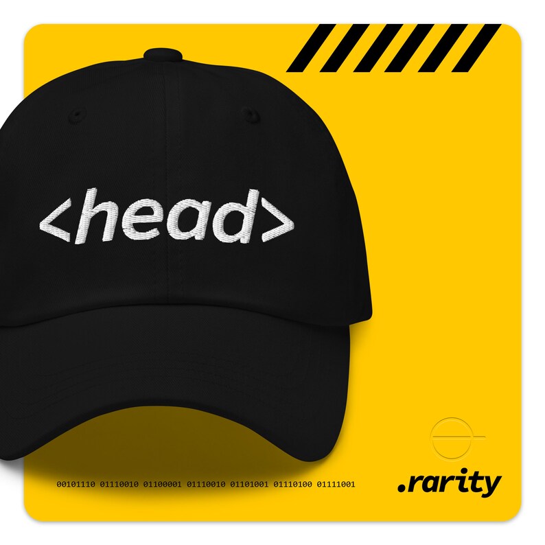 K&ouml;nnte beinhalten: Schwarze Baseballkappe mit wei&szlig;er Stickerei, die vorne "<head>" lautet. Die Kappe hat einen gebogenen Schirm und ein Netzr&uuml;cken. Der Hintergrund ist gelb mit schwarzen Streifen.