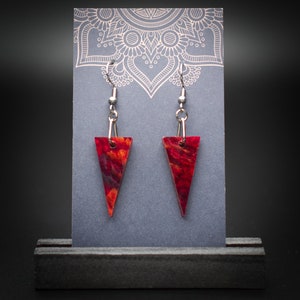 Scarlet Flame Kleine Dreieck Ohrringe | Leichte Harz-Ohrringe