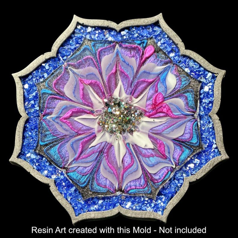 Op de afbeelding: Een harskunstwerk met een bloemenontwerp. Het midden heeft glitter, omringd door bloemblaadjes in wit, roze, paars en blauw. Het is omlijst met een zilveren rand en blauw gemalen glas.