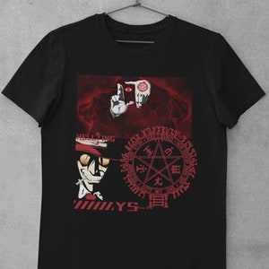 Pode incluir: Camiseta preta com uma estampa gráfica vermelha de um personagem do anime Hellsing. O gráfico apresenta um pentagrama com o texto "Hellsing" e "The Black" em um círculo ao redor. O personagem está segurando uma cruz e tem uma expressão sinistra.