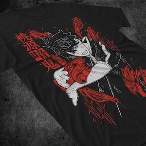 Könnte beinhalten: Schwarzes T-Shirt mit einer rot-weißen Grafik im Anime-Stil. Das Design zeigt eine Figur, die eine rote Waffe hält, japanischen Text und rote grafische Elemente. Das T-Shirt hat einen Rundhalsausschnitt.