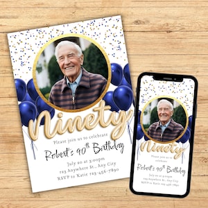 Könnte beinhalten: Eine weiße und goldene Geburtstagseinladung mit blauen Luftballons und Konfetti. Die Einladung lautet "Bitte feiern Sie mit uns Roberts 90. Geburtstag" und enthält Datum, Uhrzeit und Ort der Party. Ein Foto des Geburtstagskindes befindet sich in der Mitte der Einladung.