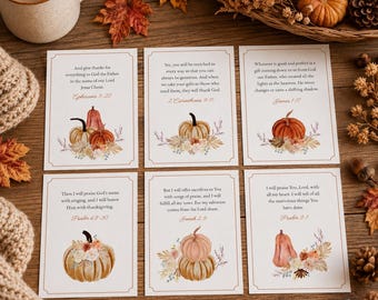 Puede incluir: Seis tarjetas rectangulares con ilustraciones de calabazas en acuarela y versículos bíblicos. Cada tarjeta muestra texto que incluye Efesios 5:20, 2 Corintios 9:11, Santiago 1:17, Salmo 69:30, Jonás 2:9 y Salmo 9:1, rodeados de motivos florales otoñales.