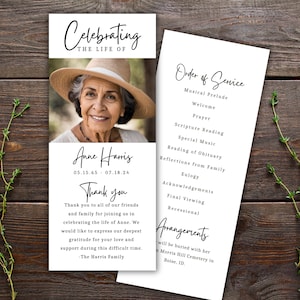 Peut inclure: Un programme funéraire noir et blanc avec une photo d'une femme portant un chapeau de paille. Le programme comprend le texte "Celebrating the Life of Anne Harris" et les dates "05.15.65 - 07.18.24". Le programme comprend également une liste de l'ordre du service et des arrangements.