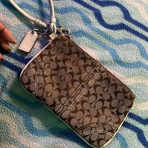 Coach Large Corner Zip Wristlet en Signature Canvas // Carteras // Monederos // Bolsos // Mujeres // Unisex